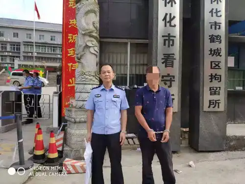 乘客未戴头盔被查,怀化摩托车主求情不成推搡辱骂交警,拘留