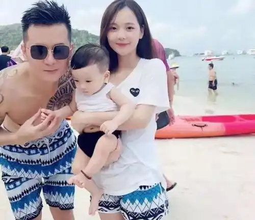 越南男子网上晒妻子照片,没想到却意外走红,如今做主播收入翻倍