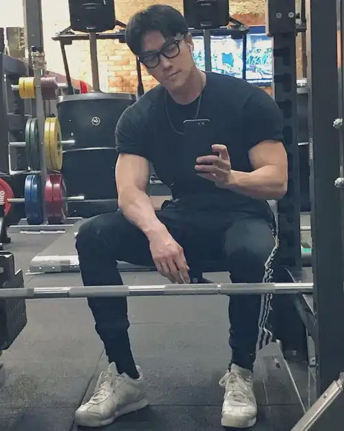 55岁大叔保持肌肉身材,让人无数网友舔屏