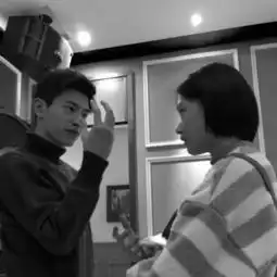 等候女友化妆期间,直男和暖男分别在做什么,爆笑对比来了