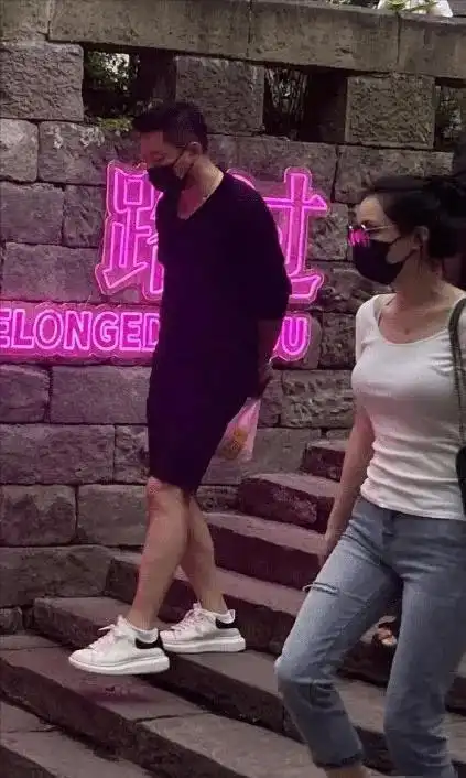 张兰三次否认儿子汪小菲恋情,话语中看出无奈,张颖颖举动引热议