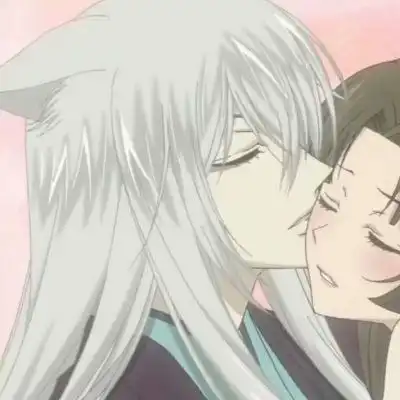 拥抱在一起的动漫情侣头像接吻拥抱缠绵的二次元情头一对