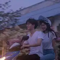 带摩托车头盔的情侣头像
