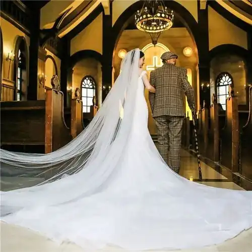 女孩为什么和爷爷拍婚纱照