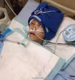 风来横祸男子无端踹飞骑电动车女子只因心情不好