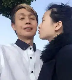 邓建国90后娇妻挺孕肚与男约会牵手逛街显亲密