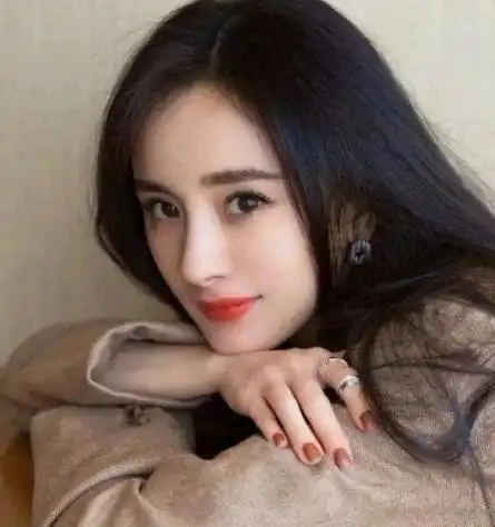 杨幂深夜抵达北京直奔美容院出来时额头鼻子多处贴白胶布引热议