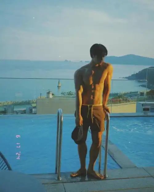 海边惊现肌肉天使这位型男的身材让我忘记呼吸