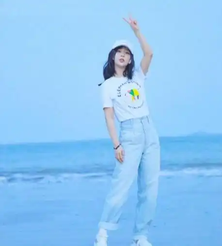 杨紫最近海边拍写真曝光,眼睛里有星辰大海,网友可爱不失甜美