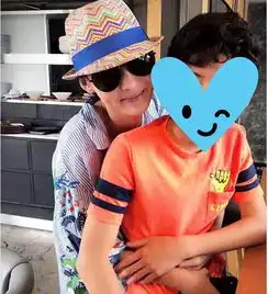 母子情深张柏芝搂12岁儿子对嘴亲吻,其子绷直身体疑不情不愿
