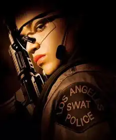 她穿上警服,更加美艳动人