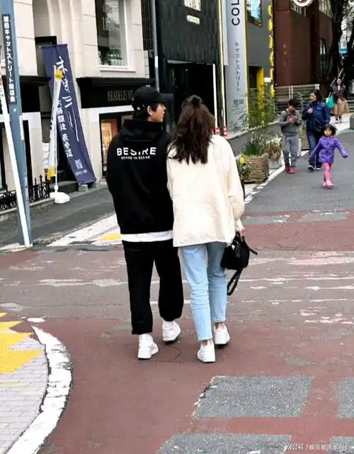 宋仲基携家人国外旅游,夫妻俩手牵手秀恩爱,粉丝福利超级赞