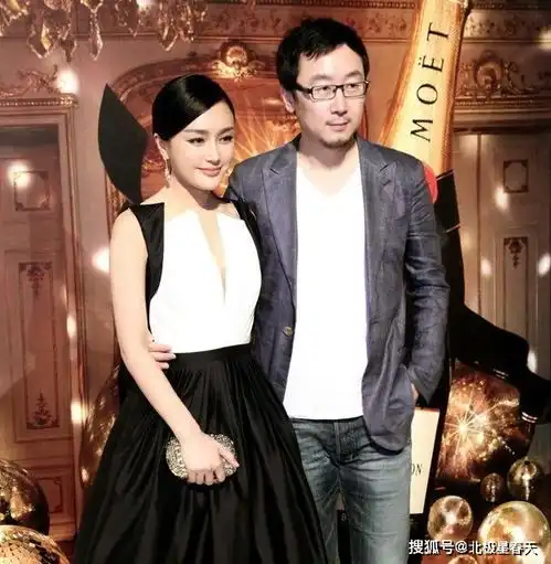 他曾4次求婚秦岚,被拒后娶小12岁的央视范冰冰,今成人生赢家