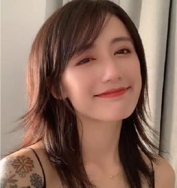 黑尾酱肚兜照被曝光,性感身材一览无遗,李诞真有福气