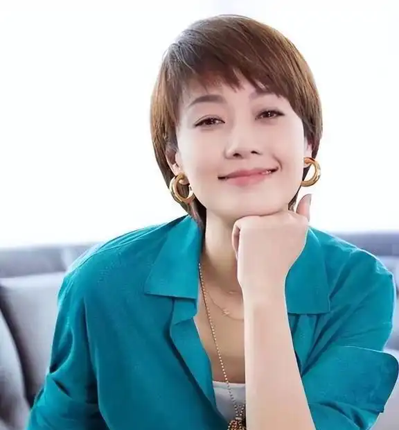 气质高贵的女人首饰很少戴黄金,显土显老这3种才更加得体优雅