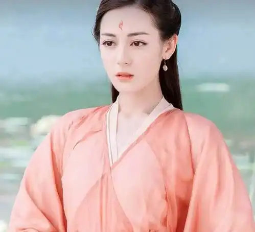 迪丽热巴的颜值被质疑,网友中东男人长相,又像扑克牌女王