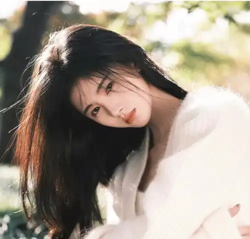 鞠婧祎终于卸妆了,这次的新脸又纯又欲,比千金风更美更时尚