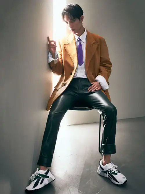 肖战好绝一男的,西装外套搭皮裤演绎复古斯文,瑞凤眼太撩人