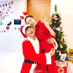于晓光晒夫妻恩爱照秋瓷炫怀孕4个月小腹微隆