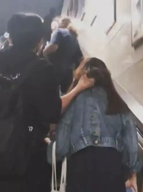 情侣出行新方式,牵手举高高都弱爆了,小哥哥这一招男友力爆棚