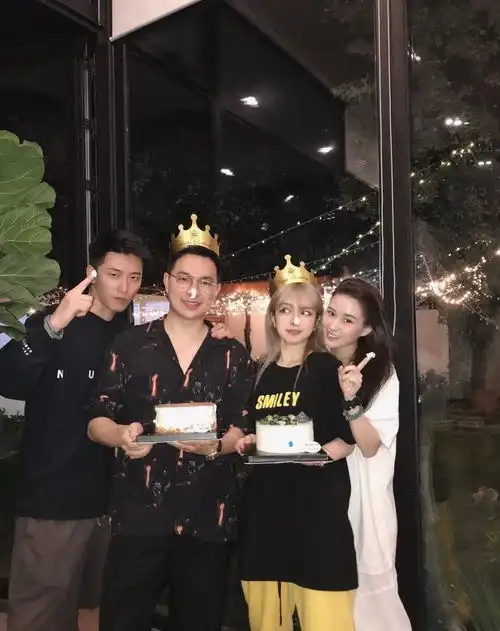 周扬青不愧是交际花何超莲深夜为其庆生,两人同框竟有闺蜜相