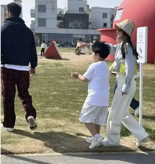 佟丽娅带9岁儿子阿那亚度假儿子肉嘟嘟个头猛长
