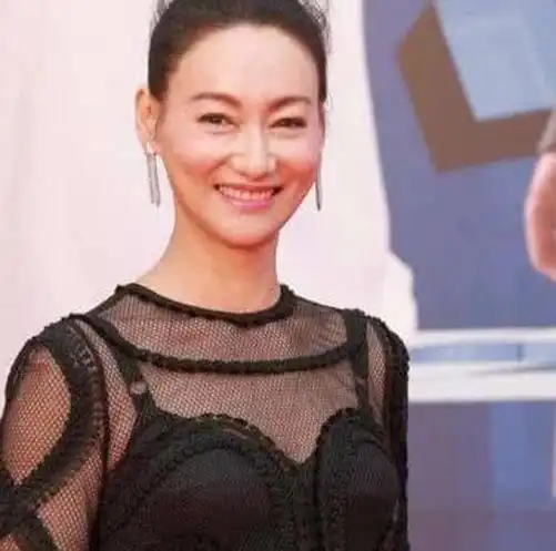 她三岁卖口香糖为生,12岁当舞女,57岁被任达华踢伤,仍单身一人