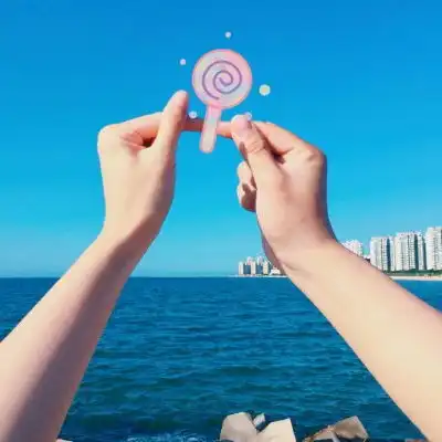 手控情侣头像真人,蓝色调蓝天大海和一双双好看的手