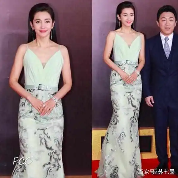 45岁李冰冰真会穿衣,华表奖连换两套礼服,实力捡漏范冰冰代言