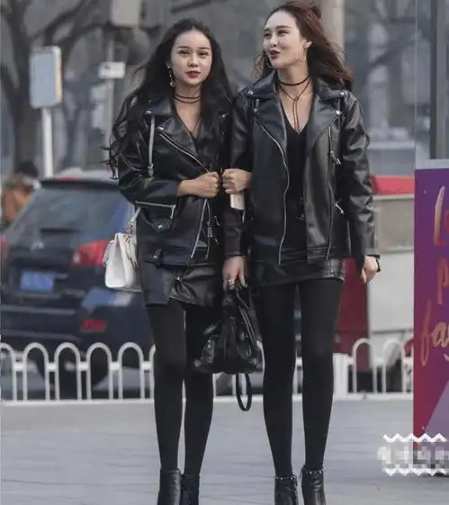 街拍一对一身黑的高冷女闺蜜,有多少男人能驾驭的住