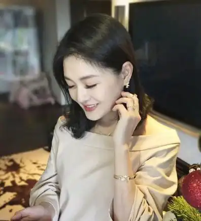 徐熙媛离婚后首次露面,摆脱前任喜上眉梢,妆容精致搂着男闺蜜
