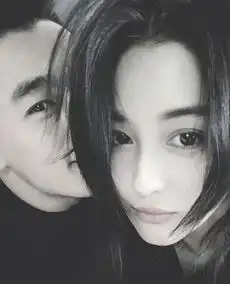张馨予情人节晒夫妻合影,何捷2字昵称超暖,女神4字表决心