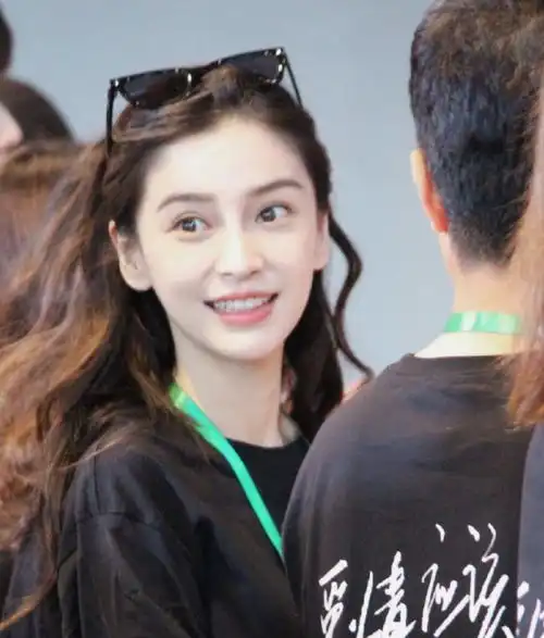 杨颖又一部新剧开机,和小13岁男主同框好甜,脚下的鞋子却亮了
