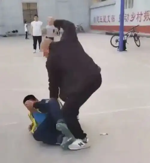 9岁男孩被同学家长殴打,后续惊天反转,被打男孩竟是霸凌惯犯