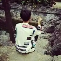 有一对情侣头像,男女穿着粉红色情侣装,他们对坐在床上,这头像一共