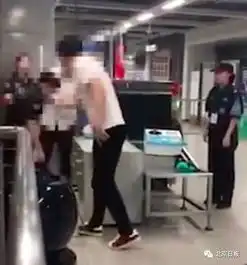 嚣张深圳地铁俩男子抡椅子殴打安检员,警方最新通报来了