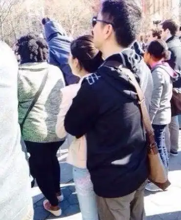奶茶妹妹搂刘强东小鸟依人两人最新情侣照曝光