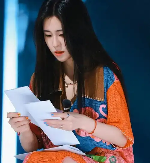 张碧晨未婚生子后,又与小鬼王琳凯闹绯闻,她的情史为何如此坎坷