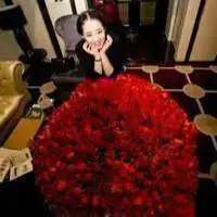 手捧鲜花的女生qq头像和你记忆还深深在我的脑海