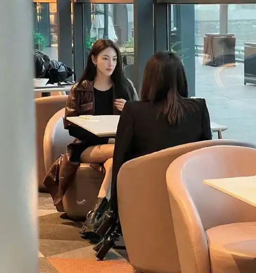 张雨绮重回御姐风黑长直秀发高冷范十足,拽姐出街回头率满满