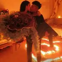 男的向女的求婚,点着心型蜡烛背景是红色的两张情侣头像求原图