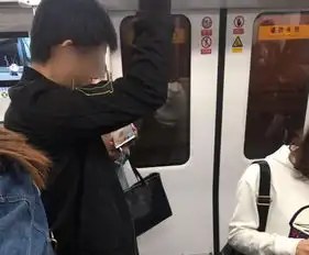辣眼睛深圳地铁上一黑衣男子看难以启齿的视频