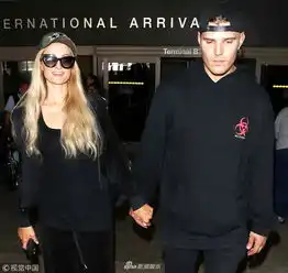 组图帕丽斯希尔顿和未婚夫情侣装亮相十指紧扣秀鸽子蛋