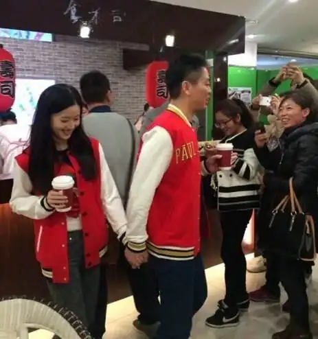 刘强东澳洲大婚疑章泽天怀孕婚前已和奶茶妹妹做财产公证