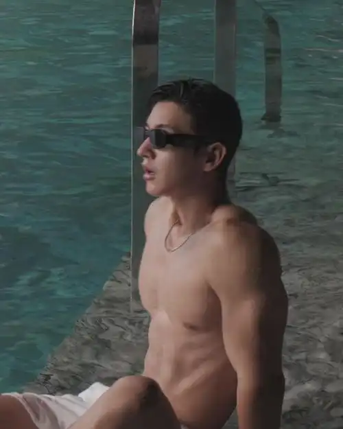 海边惊现肌肉天使这位型男的身材让我忘记呼吸