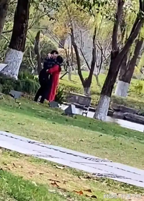 中年男女在小树林拥吻,被人拍下发到网上,知情者经常看见他俩