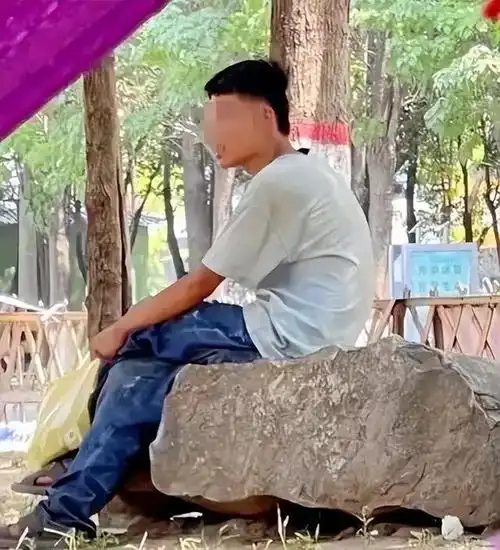 考生躲树林里没饭吃后续原因是为省钱,当地已介入,学校会管