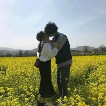 甜蜜情侣头像接吻拥抱,爱情总会给你惊喜的