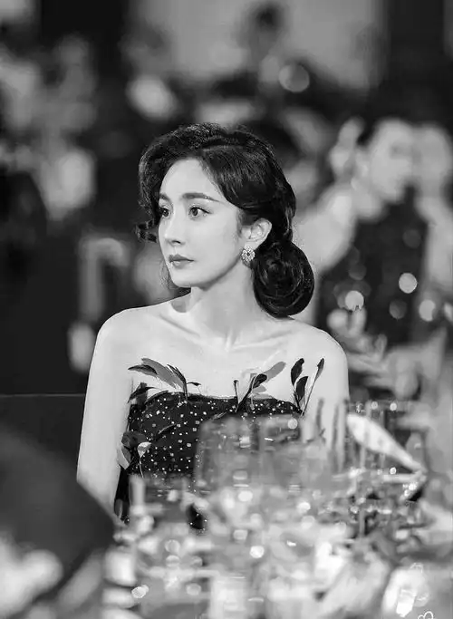 脖子前倾含胸驼背钟楚曦靠这个赢了杨幂