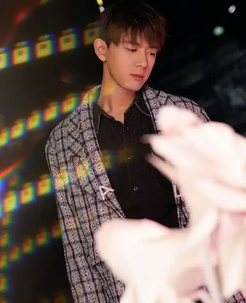 马上就要七夕了,现男友李现再传好消息网友人红资源多